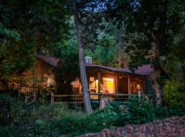 Sedona Cabin with Covered Patio Steps to Hiking!, casa o chalet en Munds Park