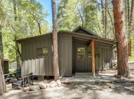 Sedona Vacation Rental with Creek and Hiking Trail!, casa o chalet en Munds Park