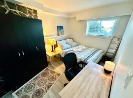 Cozy & Bright Home With Parking, hotell i Victoria