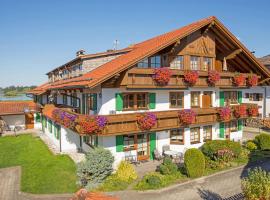 Holiday home for a family getaway: Schwangau şehrinde bir otel