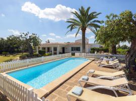 Ideal house for two families with pool and barbecue, hotel com estacionamento em Plamanyola