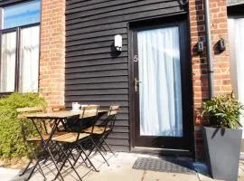 Quiet courtyard Lodge5, outside seating & parking