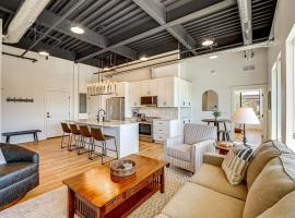 Downtown Grand Haven Condo - Walk to Boardwalk!、グランド・ヘイブンのホテル