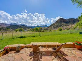 Luxury Moab Cabin Views, Pool and Hot Tub Access!, hotel in Spanish Valley