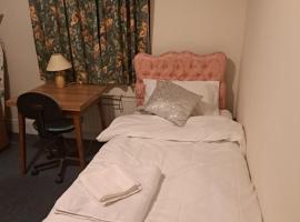 Single Room- London Seven Kings Train Station, hotel in Seven Kings