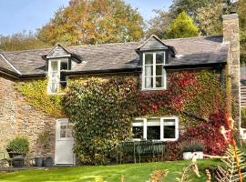 River Cottage, a luxurious and cosy riverside cottage for two: Welshpool şehrinde bir kulübe