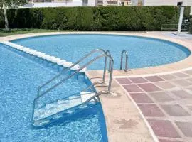 Bright 2 Bed Apartment with pool - Solo Familias
