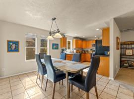 New! Pet friendly haven with outdoor space, parking, near trails, casa en McCall