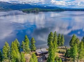 Laur House on Little Payette Lake - Lakefront - Deck - Trailer & pet friendly - WiFi, holiday home in McCall