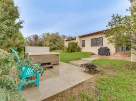 Arroyo Seco Adobe with Hot Tub Near Taos Ski Valley!, hotel em Arroyo Seco