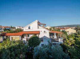 Apartment Surfer's lodge, nature driven with Sauna, chalet de montaña en Krk