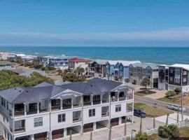The Coastal Palm-New Luxury Townhome in Kure Beach，位于库尔海滩的酒店