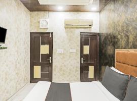 OYO Flagship 80575 Kashish Residency Near Model Town Metro Station, hotell i North Delhi i New Delhi