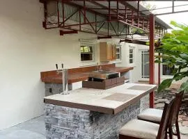 CHEERFUL PRIVATE ROOM 2 MILES AWAY FROM SUNNY ISLES BEACH