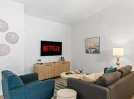 Beach House King Bed Pet Friendly! Fast Wi-Fi Netflix Garage