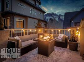 Luxury Fire Mountain Lodge, Outdoor Hot Tub, Parking, Fast WiFi!, hotel in Canmore