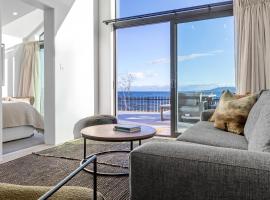 Brand New Lake Front homes Spa Pool, Hotel in Taupo