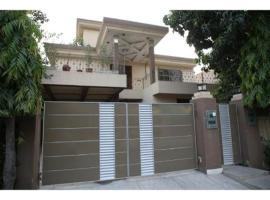 6 bedrooms Villa in DHA, mökki kohteessa Lahore