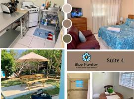 SUITE 4, Blue Pavilion - Beach, Airport Taxi, Concierge, Island Retro Chic, hotel with parking in West Bay