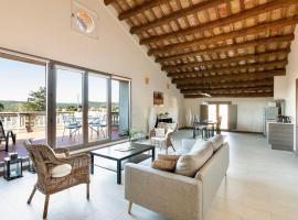Montserrat apartment with terrace and pool, hotell med pool i La Torre de Claramunt