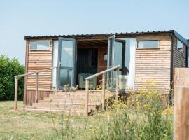 Swallowfield Glamping- Lake View, hotell i Yeovil
