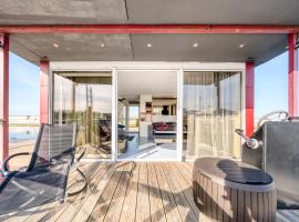 Cozy Floating house with sauna, hotel a Tallinn