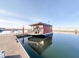 Cozy Floating house with sauna, allotjament a la platja a Tallinn
