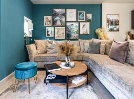 Spring Mount Huge Luxury Full Apartment- Harrogate Centre-Two extremely comfy Kingsize Bedrooms-Fully equipped Modern Kitchen-Cosy living room with Huge TV, hotel de luxo em Harrogate