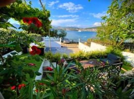Beach Holiday home with private jacuzzi & parking, villa í Trogir
