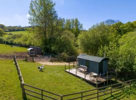 The Hut, farm stay in Ventnor