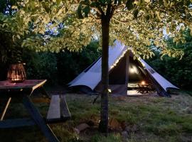 Bivouac sous les pommiers dans une tente Tipi, camping de lujo en Maltot