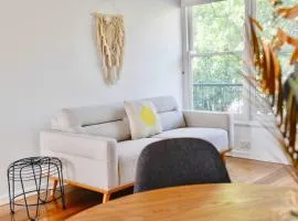 Cosy Modern 2 Bedroom Apartment with Free Parking
