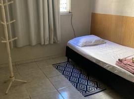 Quarto Privativo em Neves, hotel en São Gonçalo