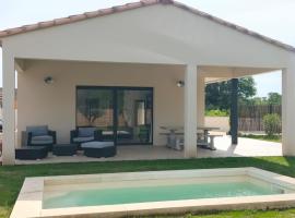 Villa de standing avec piscine proche d Uzès, hotel u gradu 'Fontarèches'