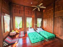 The Thai House Homestay & Thai Cooking Experiences, hotel med parkering i Ban Bang Sano