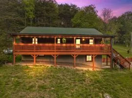 Redwood Retreats-Minutes to Caves, Craft Show King bed, XBOX, WIFI, HotTub, Games, Firepit,10 Acres