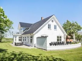 6 Bedroom Stunning Home In Hjer