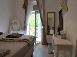 Charmantes Studio-Apartment im Shabby Chic Stil mit Balkon und Gartenblick - Ihr perfektes Zuhause in Graz