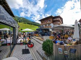 SKILL Mountain Lodge - Ski und Bike Hostel inklusive JOKER CARD, hotell i Saalbach Hinterglemm