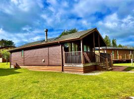 Forest Lodge 18 at Hafan Y Mor, hotel in Chwilog