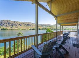Wapato Lake Waterfront Retreat, hotel with parking in Manson