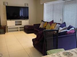 Smart Large Room Idealy Located near Doncaster - Rotherham -Sheffield, hotel in Rotherham