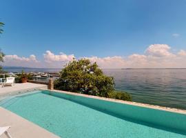Villa Flora luxury pool-BGL, hotel a Manerba del Garda