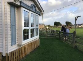 Pen llyn holiday cottages and caravan, acomoda&ccedil;&atilde;o com cozinha em Newborough