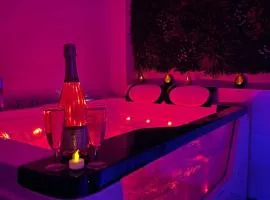 Love room: Aux plaisirs des sens jacuzzi privé