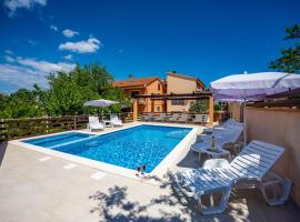 E-M Apartments with Private pool, pensionat i Medulin