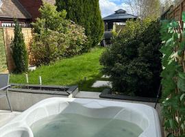 Entire Luxury House big garden+Hot tub+BBQ+access to forest & river، فندق في بولتون