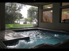 Dar Nfis piscine hydro massage Privée, jet ski, Agafay, nakvynės su pusryčiais namai mieste Lala Takerkoustas