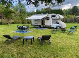 Location Insolite camping car sur terrain privé, luksustelt i Le Vaudoué