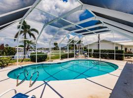 Spacious Waterfront Escape with Sun-Soaked Pool and Dock, casa vacanze a Punta Gorda